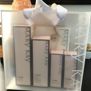 ✨NIB- Mary Kay- TimeWise Miracle Set✨